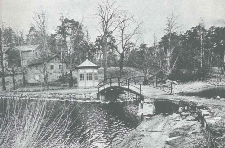 Bild ur Per Wästbergs bok Sommaröarna (1973) som visar lusthuset och bron som revs 1978. Per Wästberg benämner lusthuset för kräftpaviljong. Till vänster Björkuddens tvättstuga och Gustavslund.