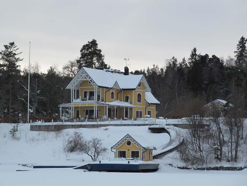 Villan har byggts ut vid gavlarna och vissa andra ändringar har gjorts som t ex takfönster på det bakre takfallet samt inglasning av verandan.