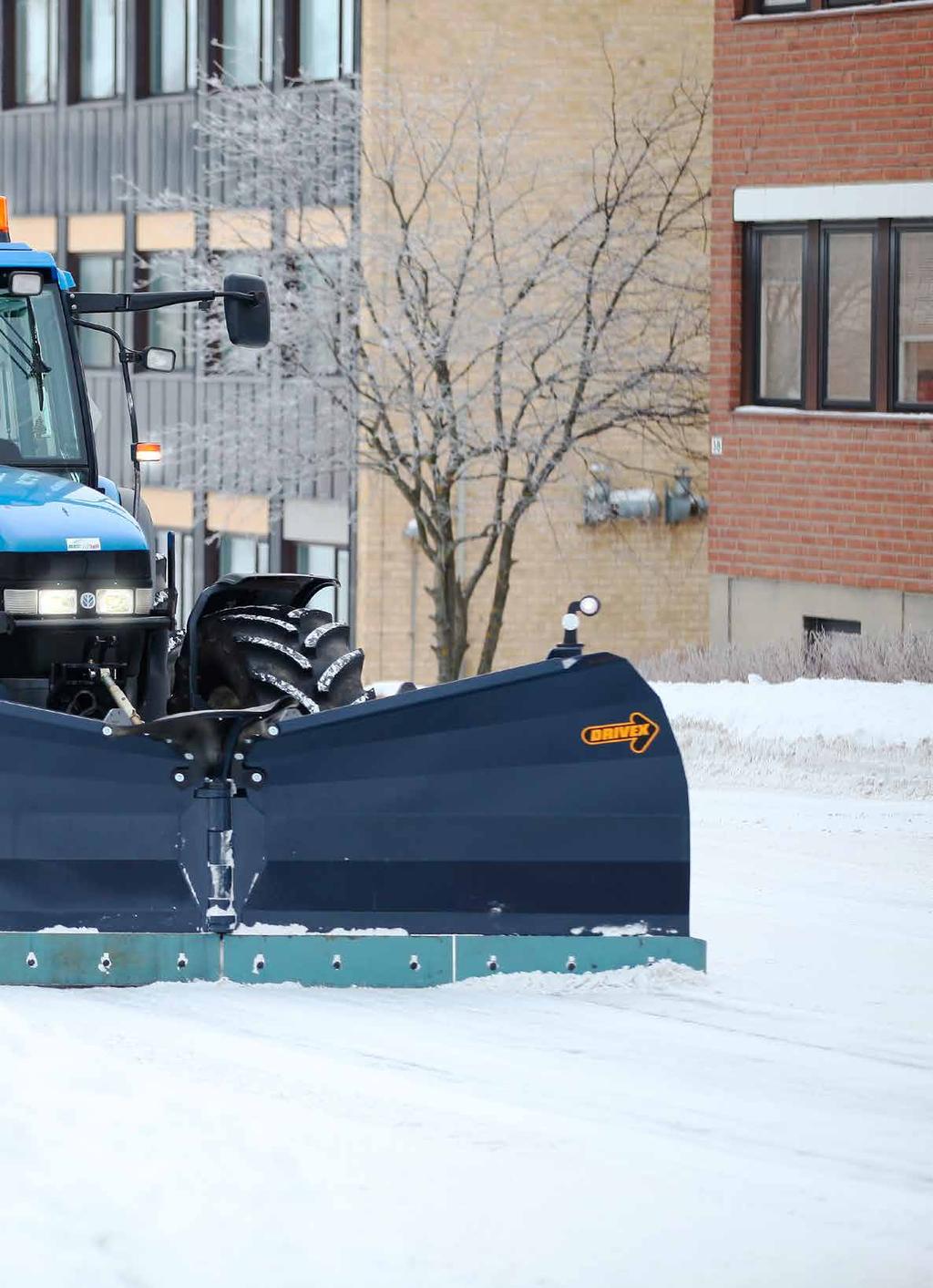 Redskapskatalog traktor Drivex Produktöversikt 4 System Drivex 6 Job report: Åhns lantbruk 8 Styrsystem Styrsystem MC2 9 NYHET Sidoplog SP7 NYHET Sandspridarskopa SS05C, SS10C, SS15C NYHET Snölastare