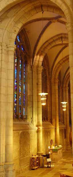 Vom einzigartigen Interieur ragen das Soopsche Grabmahl und Bo Beskows hübsche Glasmosaikfenster heraus.