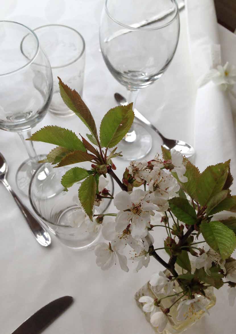 Bordet står dukat på glasverandan, Fredriksons pensionat KOM OCH ÄT! I Skara finns många trevliga restauranger och caféer med avslappnad och hemtrevlig miljö.