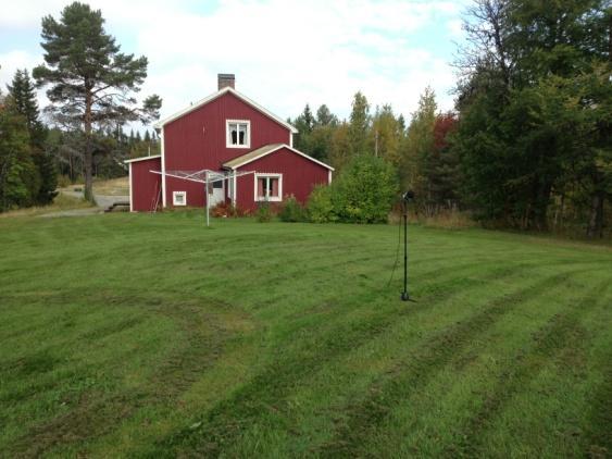 För att undvika inverkan av vindbrus har mikrofonen försetts med vindskydd som inte inverkar