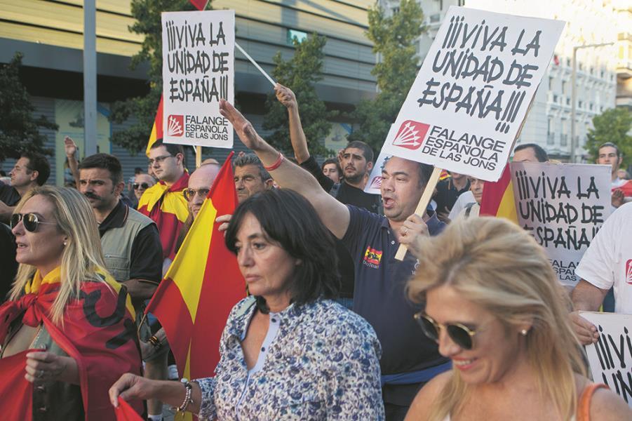 Flamman Den spanska nationalismen håller på att vakna Jonas Elvander Flamman 26/10 2017 3 Högerdemonstranter protesterar mot den katalanska självständighetsrörelsen i Madrid den 7 oktober.