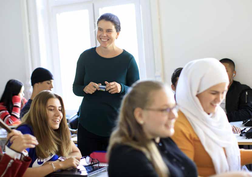 EINAR HANSENGYMNASIET MALMÖ 2001 VÅRA PROGRAM På våra gymnasieprogram uppmuntras du att utveckla ett vetenskapligt och kritiskt förhållningssätt som kommer att vara till nytta vid framtida