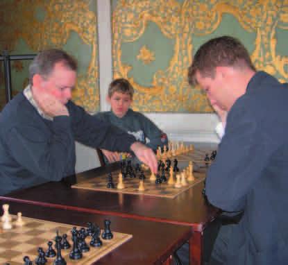 Jonny Hector och Tiger Hillarp-Persson i efteranalys med Magnus Carlsen som bisittare.