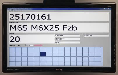 Med hjälp av displayer guidas operatören till vilken plats/order som de plockade artiklarna skall läggas till.