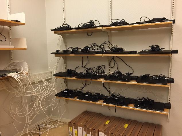 Erfarenheter lokalen I början av maj månad 2016 stod den nya skrivsalen, DISA-salen, redo med 110 nya platser för att ta emot den första studentgruppen som skulle skriva digitalt och som kom från