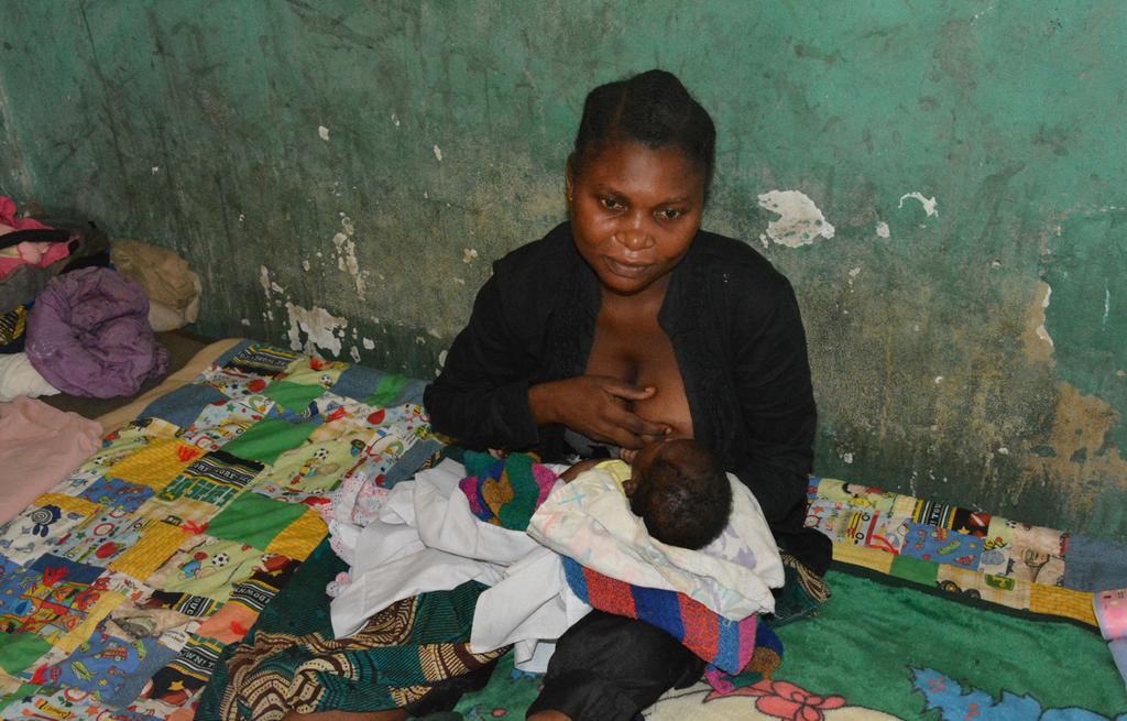 INTERNATIONELLT Församlingens stöd till internationell mission En mamma med nyförlöst bebis i Semendua, Kongo. Hon har nyss gjort kejsarsnitt.