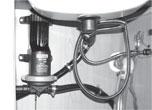 Handhavande Vatten-/Avloppsystem ANVÄNDA VATTENKRANAR 1 Se till att följande strömbrytare på manöverpanelen står i läge ON : MAIN SWITCH WATER PUMP 2 Reglera vattnets flöde och temperatur med