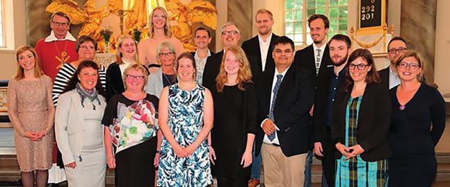 På bilden är Göteborgs stifts nyexaminerade församlingspedagoger och kyrkomusiker samlade tillsammans med biskop Per Eckerdal och några av stiftets medarbetare, när de togs emot i