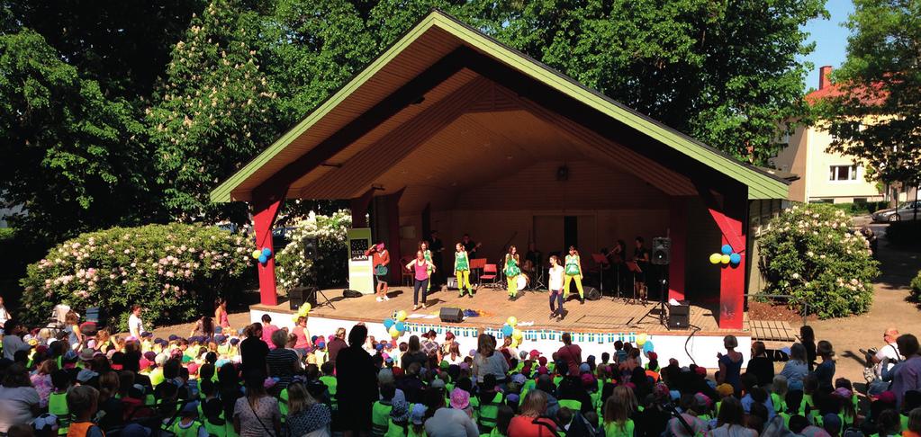 Sommarshow Kulturskolan Häng med på Kulturskolans musik-, dansoch teaterföreställning i Skolparken. På scenen står elever och det traditionella lärarbandet från Kulturskolan.