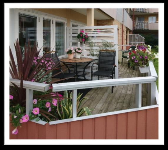 Gunilla har utnyttjat sin balkong med varvande sommarblommor och medelhavsväxter.