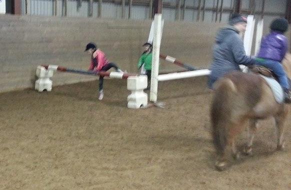 Stalltjänst på helger ingår, max en helg i månaden beroende på hur många ni blir som delar på stalltjänsten. Du betalar 450 kr per månad och då ingår även en ridlektion i veckan.