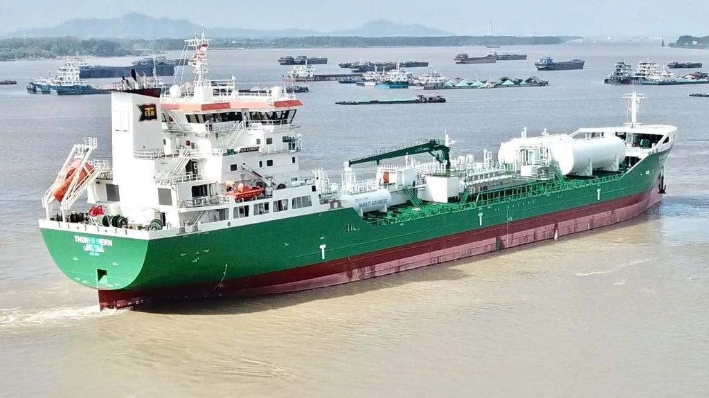 ERIK THUN AB 1938-2018 isklass 1A och drivas med flytande naturgas (LNG). Samtliga fyra nya tankfartyg beräknas vara i trafik i början av år 2021.