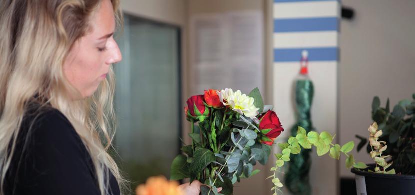 Utbildningen innehåller utöver rena floristkurser även studier i utställningsdesign och foto, lite beroende på dina val.