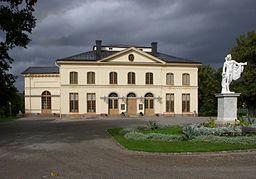 Visning av Drottningholms Slottsteater Teatern på Drottningholms slottsområde på Lovön byggdes av arkitekten Carl Fredrik Adelcrantz under åren 1764-66 och upplevde sin storhetstid under Gustav III s