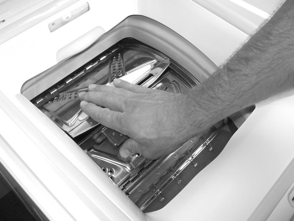 Att fylla tvättrumman 1. Öppna tvättmaskinens lock genom att dra det uppåt. 2.