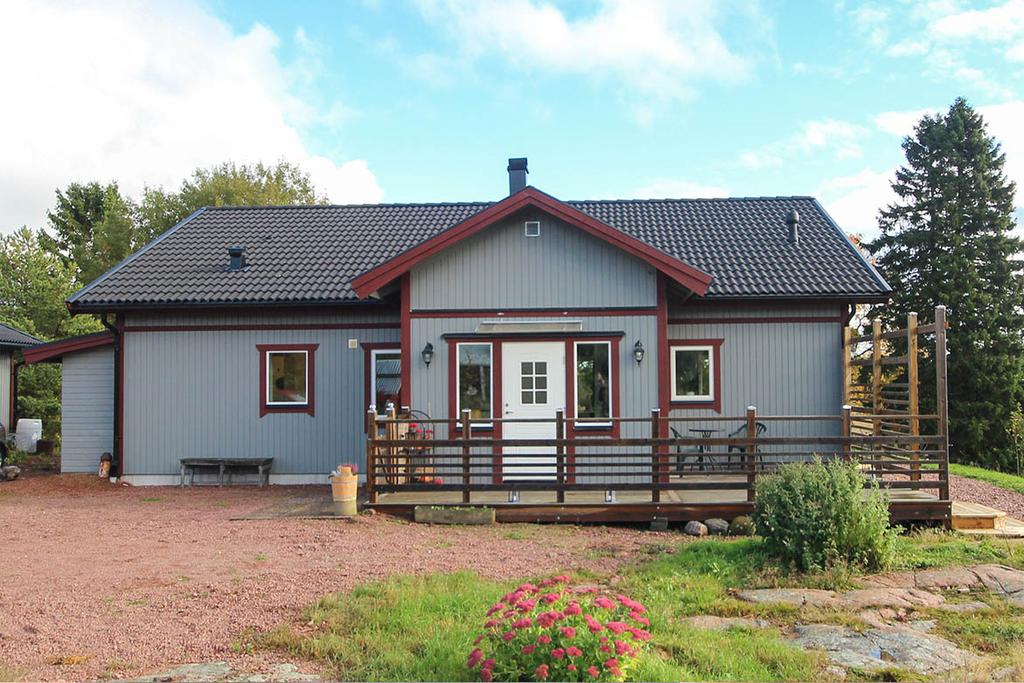 Vackert bostadshus i lantlig idyll i Vessingsboda, Lemland Välkommen till Norra Byvägen 17 i Vessingsboda, Lemland. Här bor du i ett lugnt läge med bullerbykänsla.