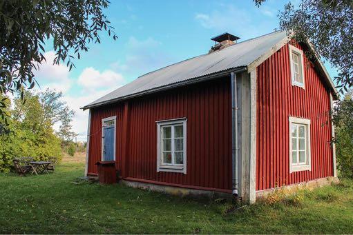 Torpet är uppfört med massiva stockväggar på torpargrund, med sadeltak i plåt.