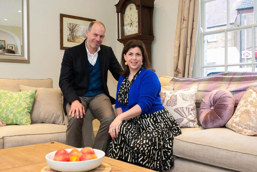 LOVE IT OR LIST IT Inredningsdesignern Kirstie Allsopp och fastighetsmäklaren Phil Spencer besöker husoch lägenhetsägare som fått nog av sitt hems gunst.