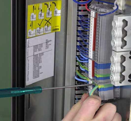 För installatören Inkopplingsplint Inkopplingsskylt Nr Beskrivning Färg L1 Fas L2 Fas L3 Fas N Nolla blå PE Jord gulgrön Användarinstruktion för fjäderplintar Exempel på värmekurvor Nedan inner du