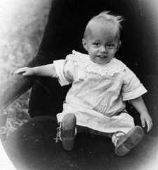 1915-02-15 Sonen Rune föds på Södra BB i Stockholm (far Bokhållaren Harry Helmfrid, mor Jenny Katarina Karlsson (!