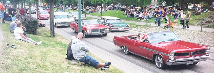 tyngdpunkt på amerikanska bilar från 50-70 tal. Efter utställningen ger sig bilarna i kortege av på en runda runt centrum, med amerikansk rockmusik på full volym.