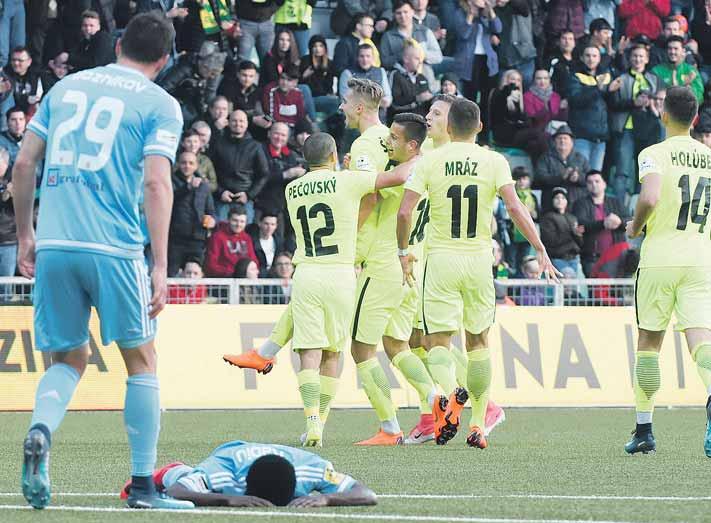 2 FUTBAL sobota 19. 5. 2018 PRED DNEŠNÝMI ZÁPASMI NAJVYŠŠEJ FUTBALOVEJ SÚŤAŽE 10. KOLO NADSTAVBOVEJ ČASTI O TITUL TABUĽKA NADSTAVBY O TITUL 1. Trnava 31 20 4 7 41:26 64 2. Slovan 31 16 8 7 55:35 56 3.