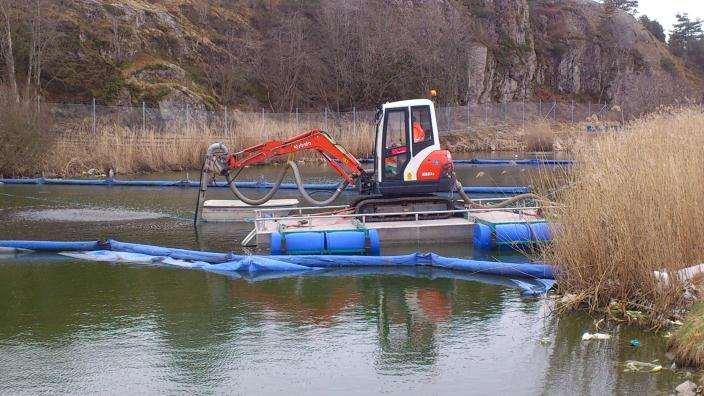 MUDDRING MED MINIGRÄVARE Fördelar Mini grävaren flyter på en ponton som gör arbetsområdet större Avvattning med centrifug eller