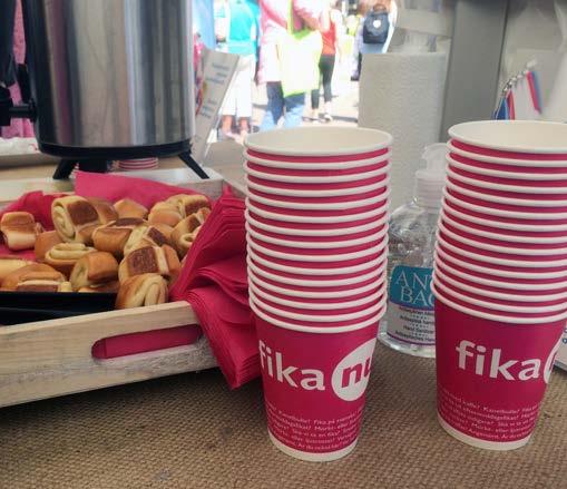 På eftermiddagen arrangerades jippot Fika på svenska som lockade 320 personer. Konceptet gick ut på att allmänheten kunde besöka paviljongen och ta en fika med kända personer.
