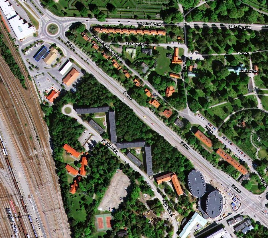 2 ÖVERSIKTLIG BESKRIVNING AV OMRÅDET 2.1 OMRÅDESBESKRIVNING Det aktuella området ligger i Solna kommun norr om Stockholm. Bebyggelse planeras mellan Solnavägen och befintlig bebyggelse (se figur 2.1).