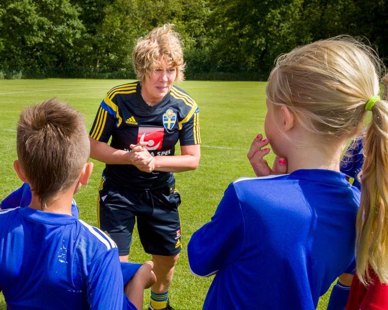 15 TRÄNARENS FÖRHÅLLNINGS- SÄTT UNDER MATCH Lagindelning 6-9 år Dela in barnen i mindre grupper, 3-4 barn Låt två eller tre grupper bilda ett lag Inför varje