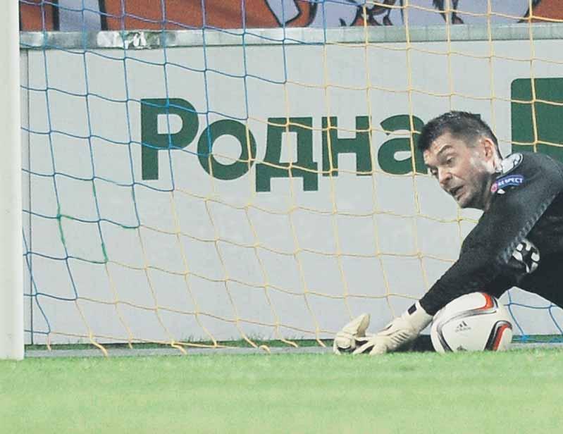 4 FUTBAL utorok 14. 10. 2014 KVALIFIKÁCIA ME 2016 SLOVÁCI NAĎALEJ STOPERCENTNÍ SLOVÁCI NAĎALEJ STOPERCENTNÍ Dvojgólový strelec Marek Hamšík, s ktorým sa teší Vladimír Weiss.