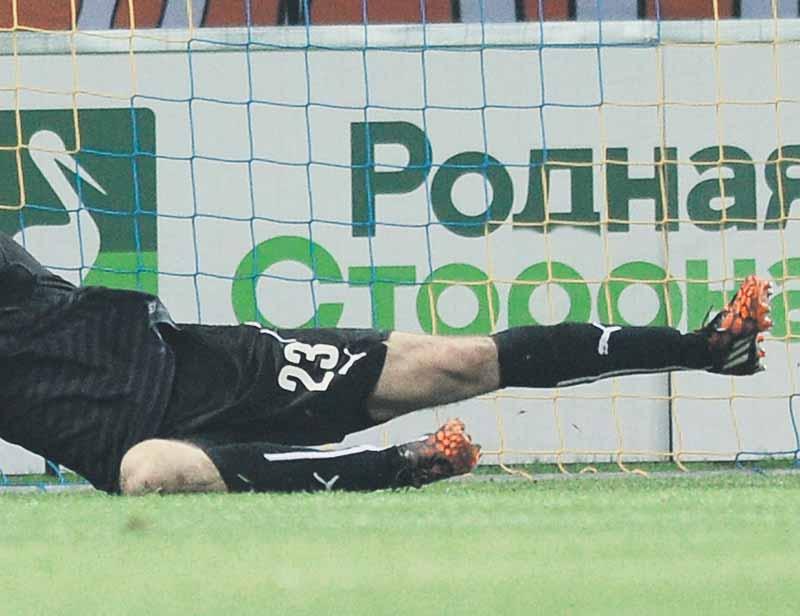www.sport.sk FUTBAL 5 Stanislav Šesták strieľa gól, ktorým pečatil víťazstvo Slovenska na 3:1.