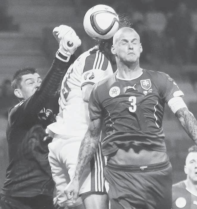 6 FUTBAL utorok 14. 10. 2014 KVALIFIKÁCIA ME 2016 SLOVÁCI NAĎALEJ STOPERCENTNÍ Mamičky a ich synovia Brankár Matúš Kozáčik a stopér Martin Škrtel boli opäť našimi defenzívnymi istotami.