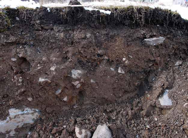 Lager 3, 80 150 centimeter: kompakt ljusgrå lera. Fynd av enstaka kakelugnsfragment, timmer, planka med spik. På cirka 1,4 meters djup trängde grundvatten in i schaktet.