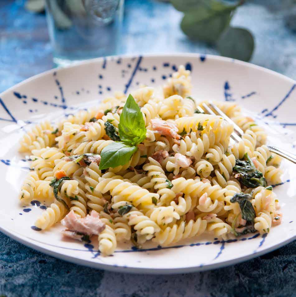 FUSILLI AMOREpasta med rökt lax och spenat Ca 15 min Pasta port pasta förp kallrökt laxfilé, ca 300 gram 1 förp spenat 3 msk olivolja* 1½ dl creme fraiche dl pastavatten* ½ färsk basilika Salt och