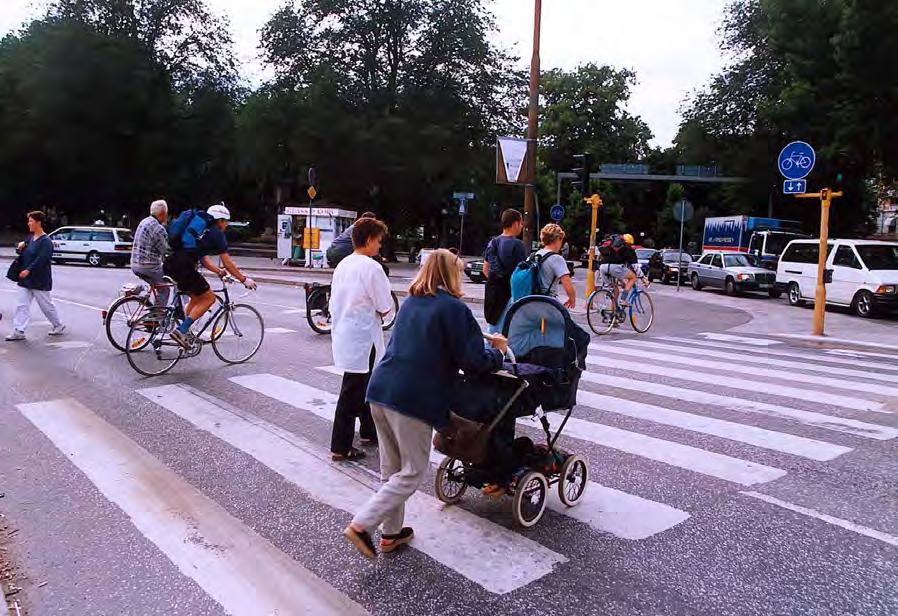 VTI meddelande 928 2003 Gående och cyklister exponering och skaderisker i olika