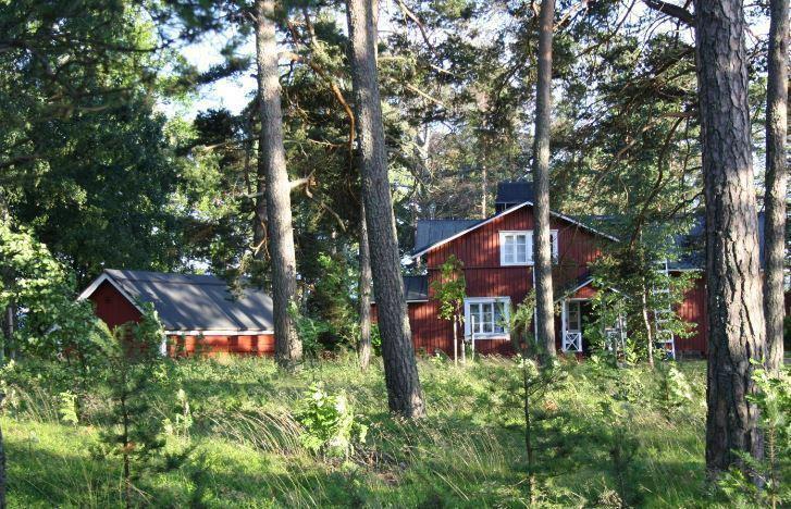 Boka in sommarträff på Lekholmen Strand, mat, bastu och andaktsliv. Det är lätt att besöka Helsingforsförsamlingarnas egen sommarö, ensam eller i grupp. Holmen är öppen 4.6-12.8.