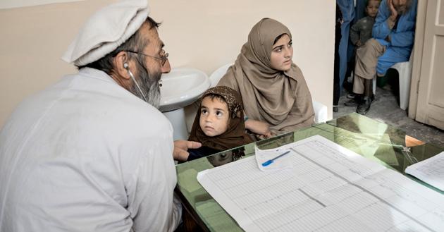 mål 1 tillgång till hälso- och sjukvård 25 Under 2017 registrerade SAK över 2,6 miljoner patientbesök i provinserna Wardak och Laghman. Här familjer som söker vård på SAKs sjukhus i Maidan Shar.