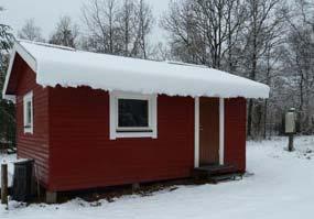 Terrängen runt banan är mestadels öppen. Skog finns i mitten men framförallt i slutet av rundan. En bäck passeras två gånger.