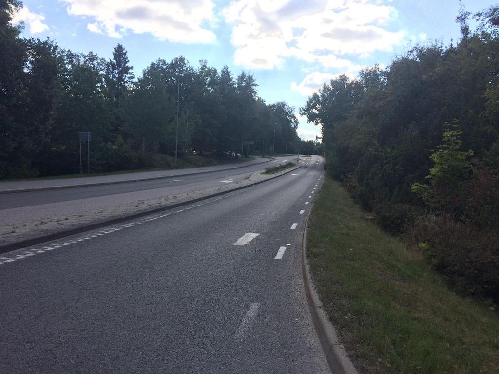 Figur 7. Ältavägen med vy mot Hedvigslundsvägen. På Almvägen och Oxelvägen är hastighetsbegränsningen 30 km/tim.