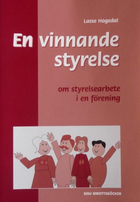 Första hjälpen-kudde. Flytvästen hänger på klädhyllan i klubbstugan och lånas ut till medlemmar som tillfälligt behöver en extra flytväst. Viktklass 70-90 kg.