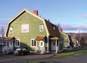 Ett av få äldre bevarade butikshus i Kiruna centrum. Byggnaden har genom tiderna inrymt olika butiker och är fortfarande idag med sin restaurangverksamhet en plats för sociala möten.