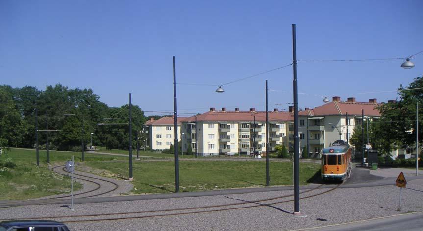Figur 4: I avvaktan på en fortsatt utbyggnad av spårvägen vänder idag spårvagnen på en tillfällig vändslinga i Ljura, strax söder om centrum. Figur 5: Hagebygatan framför Hageby Centrum 2007.