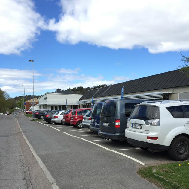 Cyklar står ofta utanför ställen och ibland fastlåsta i staketet in till skolgården.