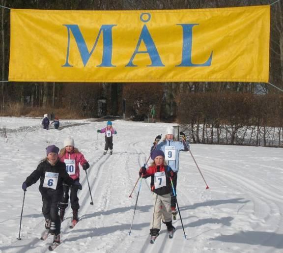 Unga Vasaloppsåkare i solig säsongsavslutning Lördagen den 9 mars arrangerades årets upplaga av Barnens Vasalopp vid Ekebyhovs slott.