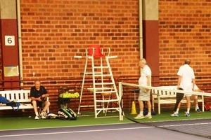 Lars tar en välbehövlig paus medan Kjell - som vanligt tackar med några vänliga ord till motståndarna. Både Kjell och Lars är goda föredömen vad gäller sportlighet på och vid sidan om tennisbanan.