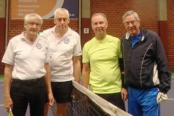 Calle Ekfeldt tvingades efter sin singelmatch mot Glenn Linder på nytt ut på tennisbanan i och med att