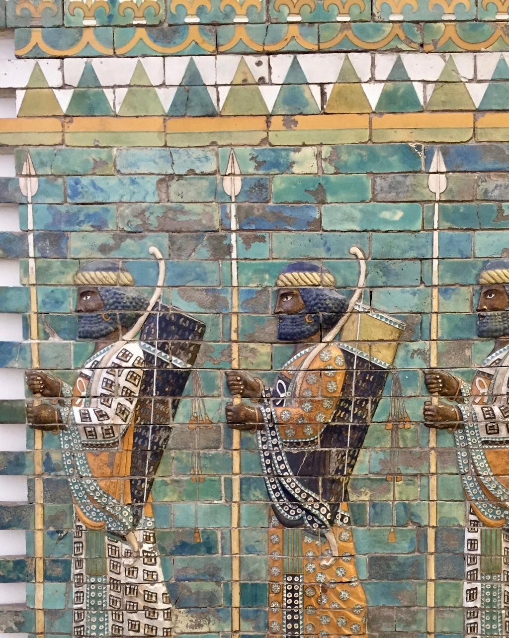 Tre väktare från Ishtarporten som var en av åtta befästa stadsportar i Babylon.